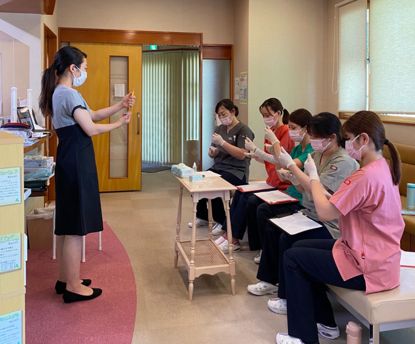 ひろ歯科クリニック（歯科衛生士の求人）の写真9枚目：歯科衛生士の先生に来ていただき、クリニックで勉強会を行っています。