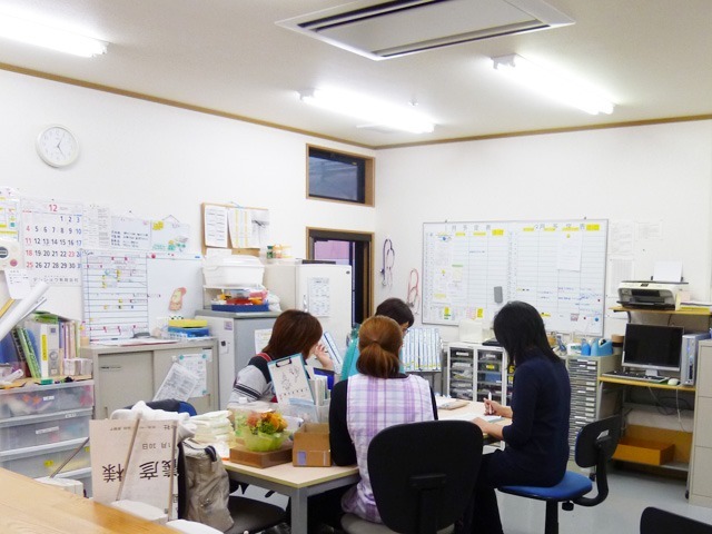 美原園の写真2枚目：職員がいるステーションです
