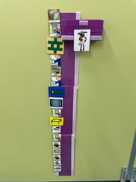 放課後等デイサービス　グリーンボトルハウス（児童指導員/指導員の求人）の写真4枚目：スケジュールは、活動から次の活動へと移行することを助けます。