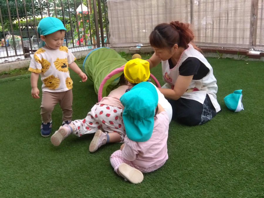 池辺おひさま保育園(保育士の求人)の写真2枚目:専用の園庭は全面人工芝敷で、ハイハイの子も楽しく遊べます!