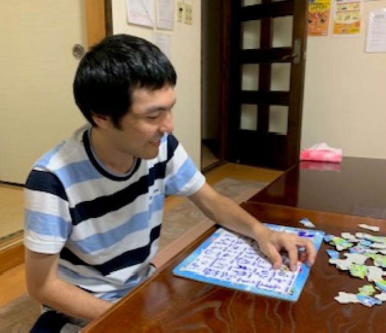 ケアホームひまわり 第一ひまわり(生活支援員の求人)の写真6枚目:余暇時間にパズルをしています