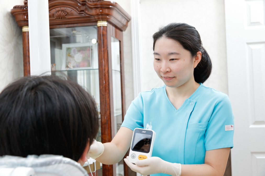幸町歯科口腔外科医院（歯科衛生士の求人）の写真2枚目：口腔機能検査にも取り組んでいます。