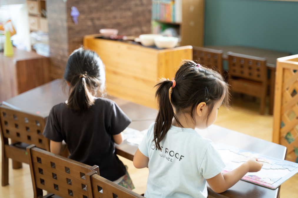 忍岡こども園の写真4枚目：子どもたちは好きな遊びを選択して遊んでいます。