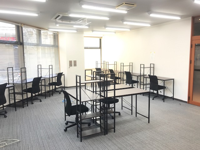 ブライトスタッフ【2025年07月オープン】（サービス管理責任者の求人）の写真2枚目：明るく開放的な利用者作業室です。