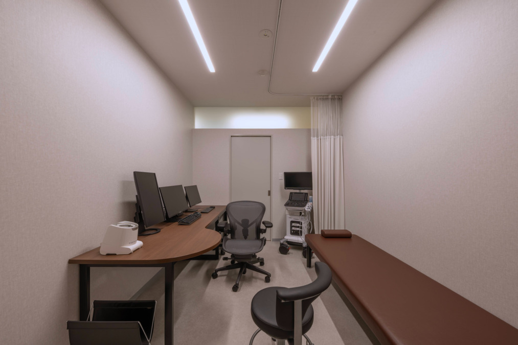 にのクリニック（医療事務/受付の求人）の写真5枚目：診察室です。シュライバーが同席しています。