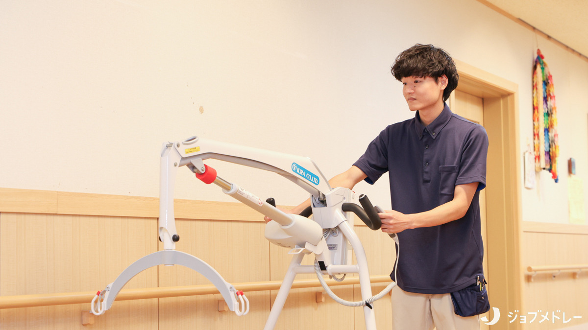 特別養護老人ホーム花見の里（介護職/ヘルパーの求人）の写真9枚目：移動式リフトを導入しています