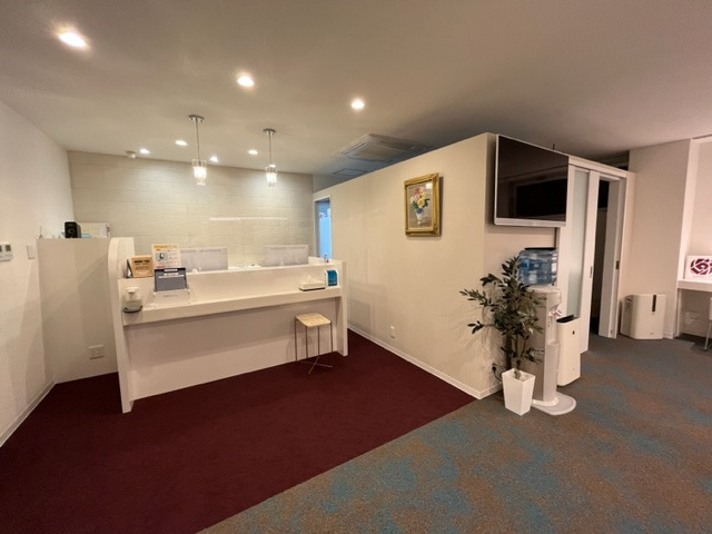 ルミエールデンタルクリニック（歯科衛生士の求人）の写真4枚目：感染対策に配慮した受付・待合室です。