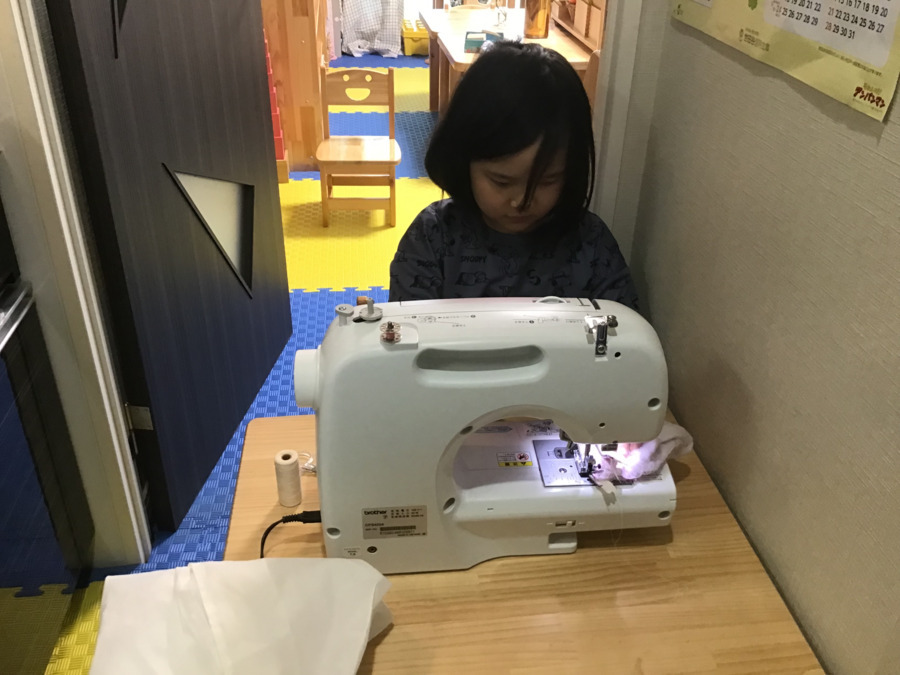 オデューラ デ アベニール（保育士の求人）の写真11枚目：小学生☆ミシンで夏休みの宿題を制作しました♪