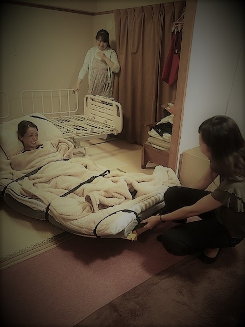 PurSoins(介護職/ヘルパーの求人)の写真:災害時の担架移動練習。重い・・・とは口が裂けても言えませんね。プロとして。