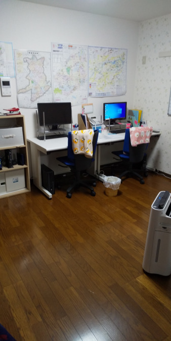 訪問看護ステーションささえーる（看護師/准看護師の求人）の写真3枚目：作業部屋②：事務作業が行いやすいよう、大きめのデスクを用意してます。