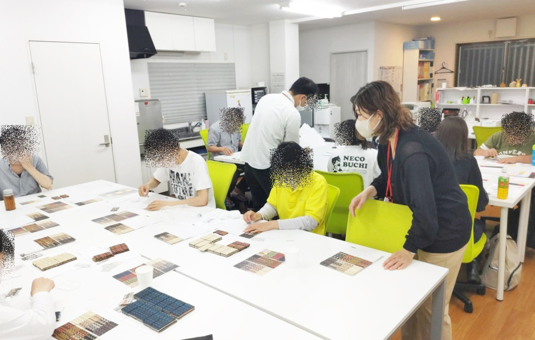 ニコサービス城東センターの写真11枚目：作業訓練の一場面。検品したり、おしゃべりしたり、真剣だけど和気あいあいしてます。