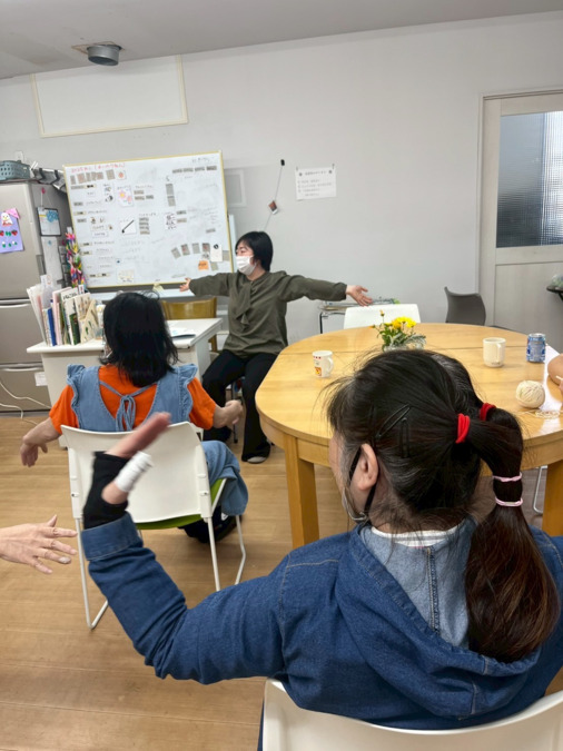 たしざん生活実習所（サービス管理責任者の求人）の写真3枚目：利用者さんと一緒にラジオ体操をします。