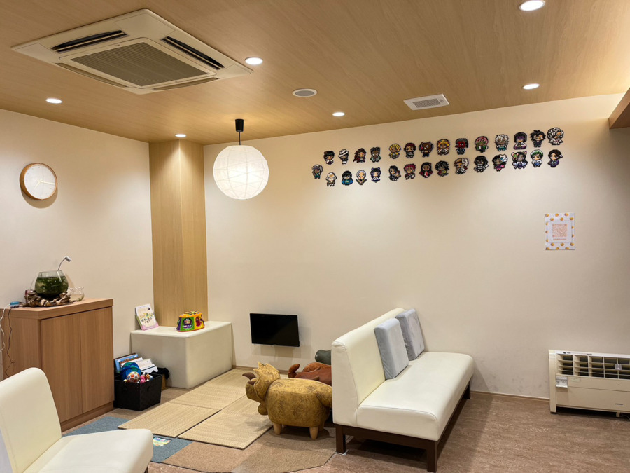 おきむら歯科（歯科助手の求人）の写真2枚目：壁に患者さんが作った作品を掲示したり、地域の方に使っていただり…交流の場としても