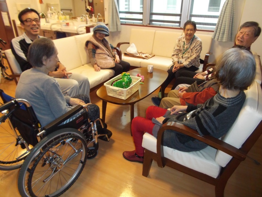 特別養護老人ホーム プレーゲ船橋（看護師/准看護師の求人）の写真6枚目：利用者さんとボランティアさんとの交流の様子