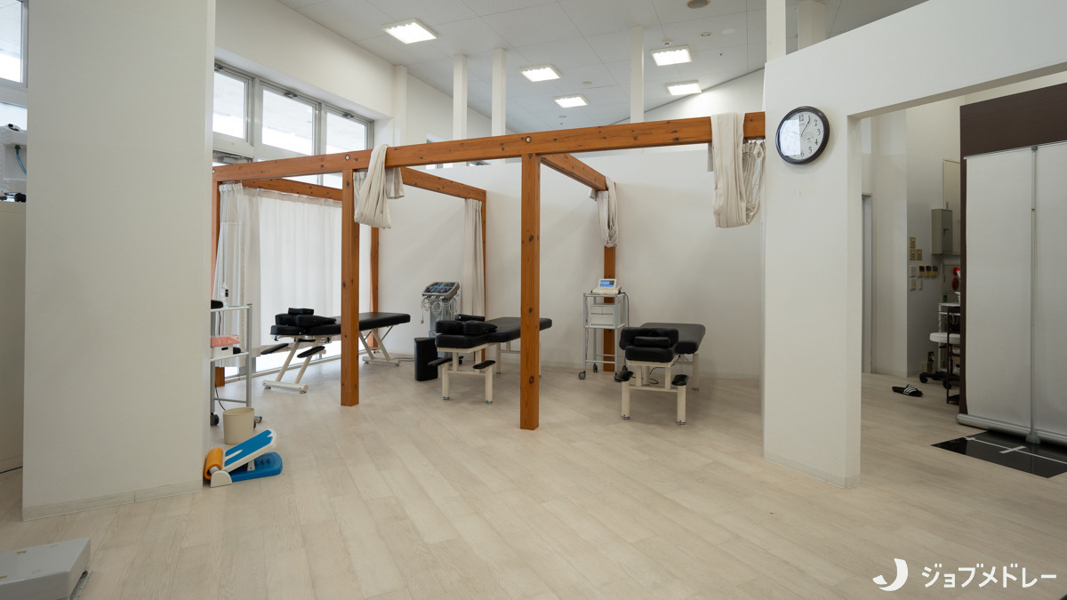 TSUNAGI接骨院 ハーヴェスト院(柔道整復師の求人)の写真6枚目:ゆったりとした施術スペースを用意しています