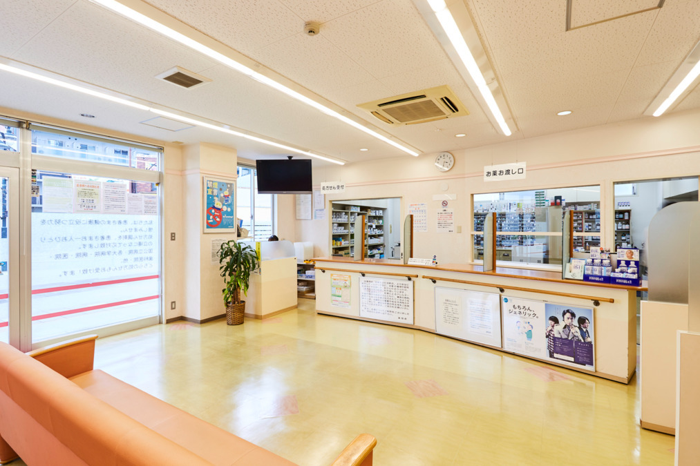 大手前薬局 JR放出駅ビル店（薬剤師の求人）の写真2枚目：大手前薬局 JR放出駅ビル店の内観