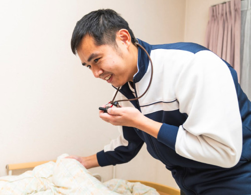 特別養護老人ホーム　深川愛の園（介護職/ヘルパーの求人）の写真5枚目：離れた居室でもインカムで会話OK