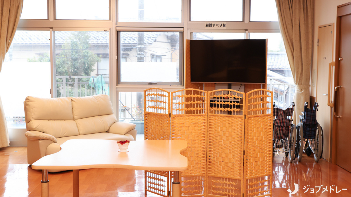 特別養護老人ホーム花見の里（介護職/ヘルパーの求人）の写真11枚目：利用者様が和気あいあいと交流を楽しんでいるスペースです