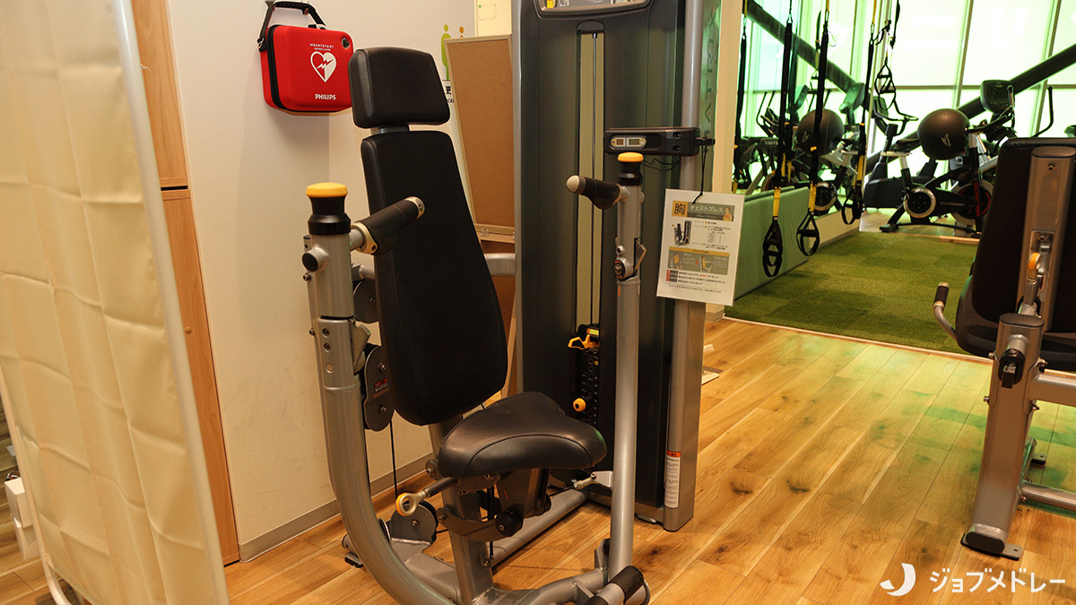 荻窪リハビリトレーニングこもれびテラス(理学療法士の求人)の写真18枚目:上半身を鍛えるチェストプレスです