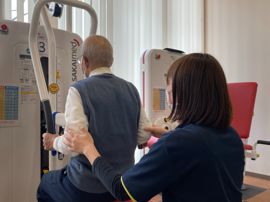 はんしんいきいきデイサービス 吹田店（介護職/ヘルパーの求人）の写真4枚目：身体の動かし方など、丁寧にお伝えします。