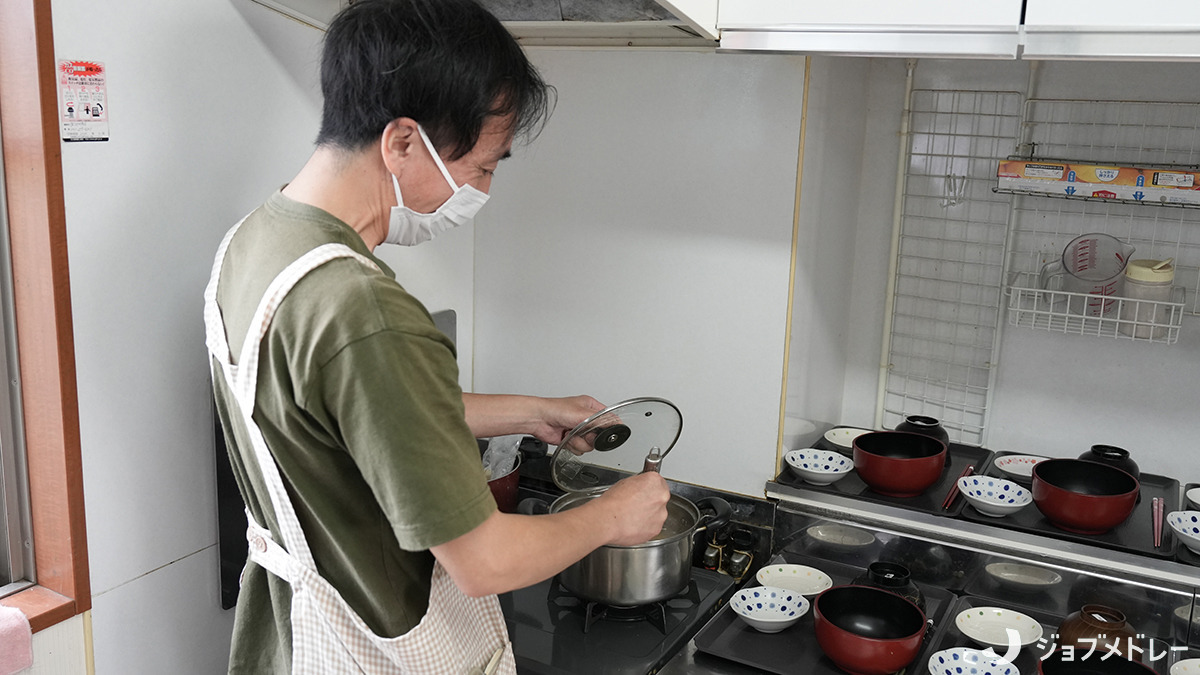 ガーデンコート千葉さつきが丘（介護職/ヘルパーの求人）の写真14枚目：調理の様子です