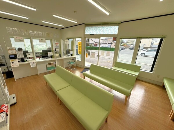 銅谷調剤薬局（薬剤師の求人）の写真2枚目：投薬窓口・店舗内部