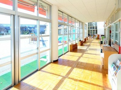 豊田花園幼稚園（幼稚園教諭の求人）の写真7枚目：日当たりの良い廊下です。
