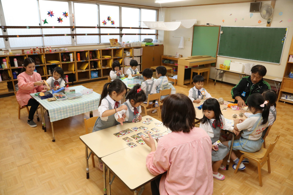 まふみ幼稚園の写真4枚目：製作などの補助に入っていただいたりします。