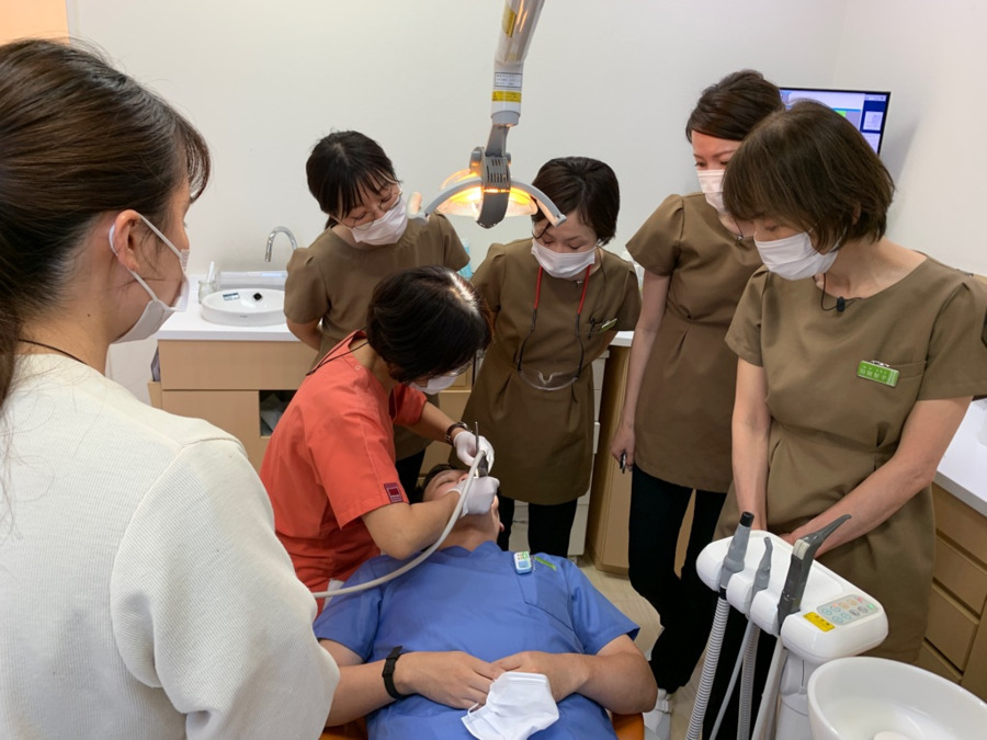 医療法人　歯科医院はやし（歯科衛生士の求人）の写真7枚目：先生の指導でみんなで学んでます