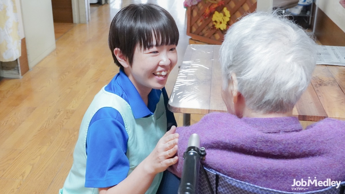 特別養護老人ホームらんの里（介護職/ヘルパーの求人）の写真1枚目：お一人お一人と丁寧に接しています
