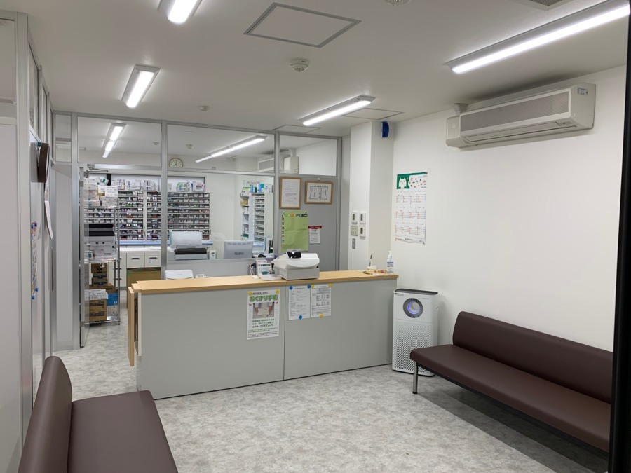 フィット薬局大宮店(調剤事務の求人)の写真3枚目:明るい待合室になっています。