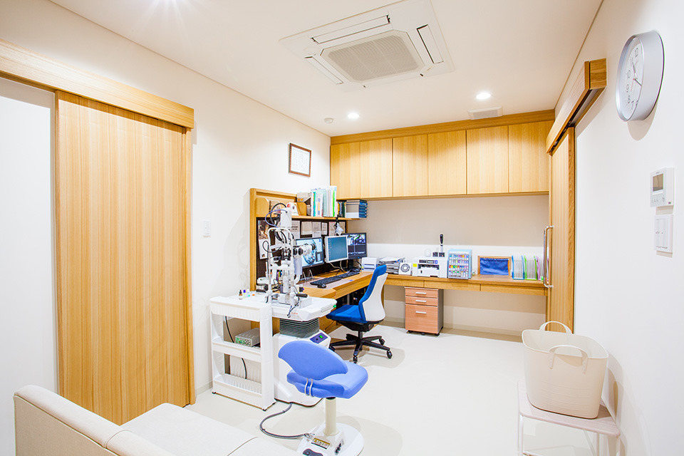のりくらファミリー眼科の写真4枚目:診察室は、安心感のある木目調の家具で統一をしています。