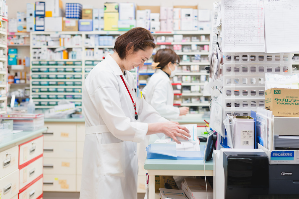 わたまち調剤薬局（薬剤師の求人）の写真3枚目：地域の皆様のお役に立てるよう、日々勉強を欠かしません