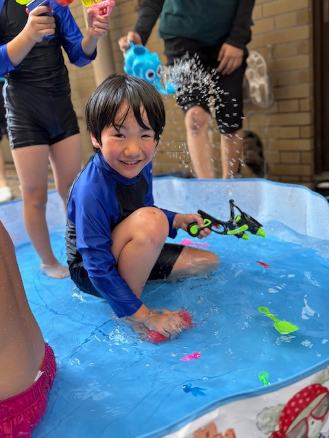 放課後等デイサービス ウィズ神戸あらた(児童指導員/指導員の求人)の写真4枚目:みんな大好き水遊び☆かけがえのないみんなとのひと時を最高の笑顔で(*^▽^*)