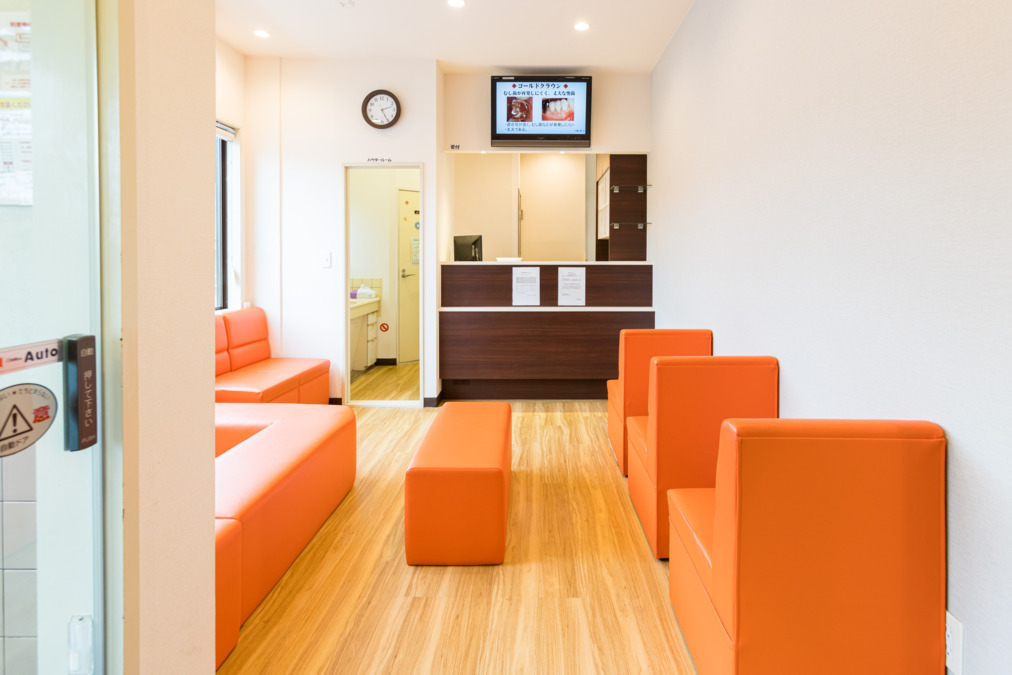 おかべ歯科クリニック(歯科衛生士の求人)の写真5枚目:笑い声の耐えない明るい待合です