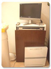 保生堂歯科クリニックの写真4枚目：各チェアーにはテレビ、DVDがあり、患者様がリラックスして治療が受けられます