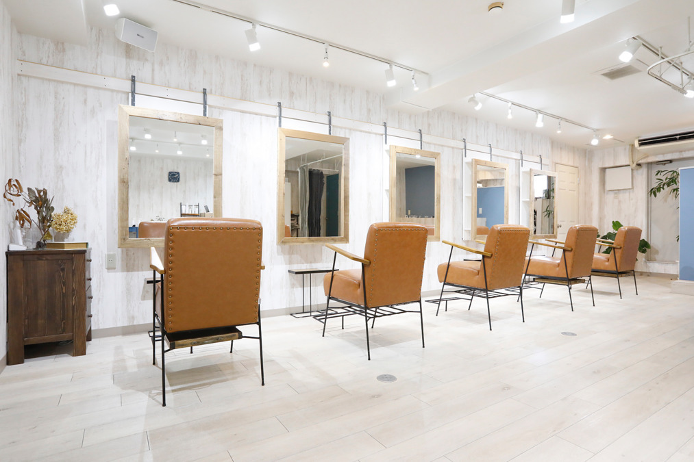 blau hair and care（美容師の求人）の写真2枚目：店内は木のぬくもりと水のような透明感が同居しており、洗練された空間です。