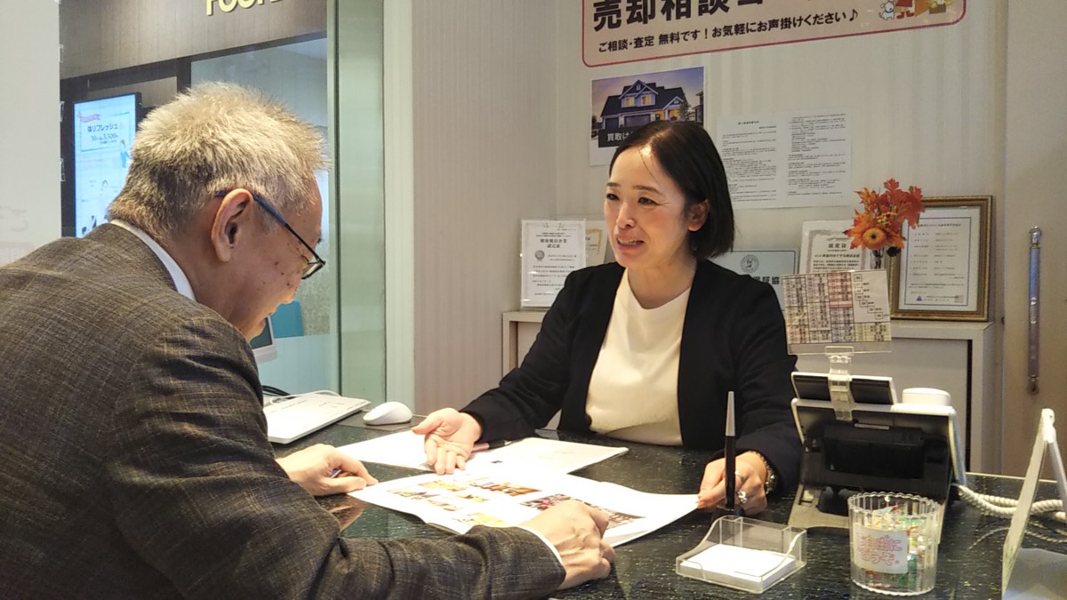 ロイヤル介護入居相談室 そごう横浜店（生活相談員の求人）の写真2枚目：ご相談者様に寄り添い、丁寧で誠実な相談対応を心がけています。