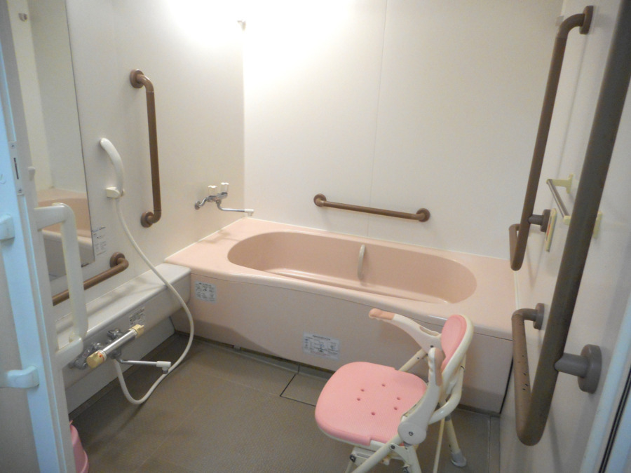 ミモザ寒川デイサービスの写真4枚目：浴室です♨ご利用者への入浴介助の際は、より細やかなケアの提供が求められます。