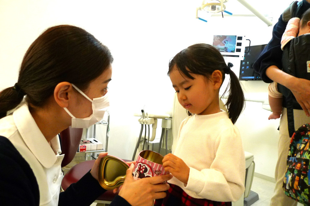 高橋歯科医院（歯科助手の求人）の写真7枚目：最初は嫌がっていた子も、慣れておりこうに治療できるようになると私たちも嬉しい！