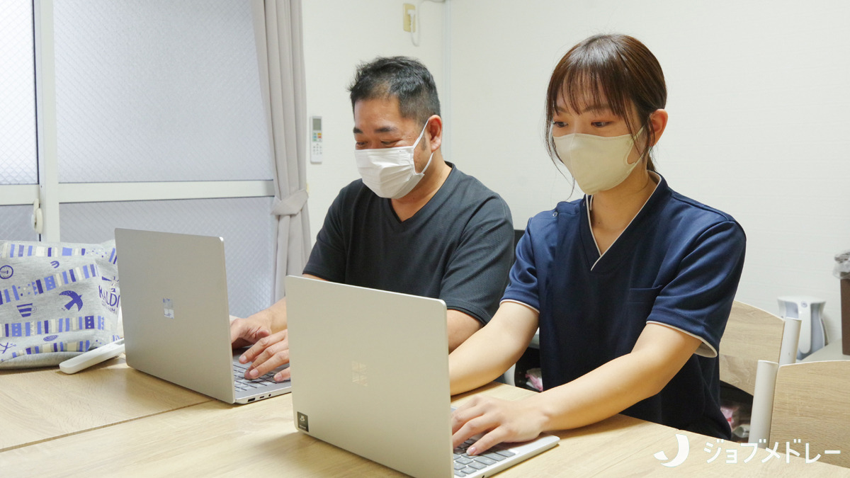 訪問看護ステーションアクシスの写真9枚目：業務内容に不安な点があっても、しっかりとレクチャーするのでご安心ください◎