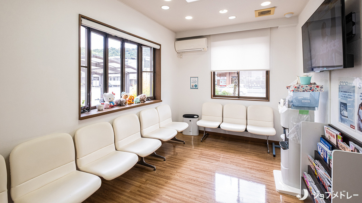 わたなべ歯科クリニック(歯科医師の求人)の写真7枚目:柔らかい光が恐怖心をやわらげる待合室です