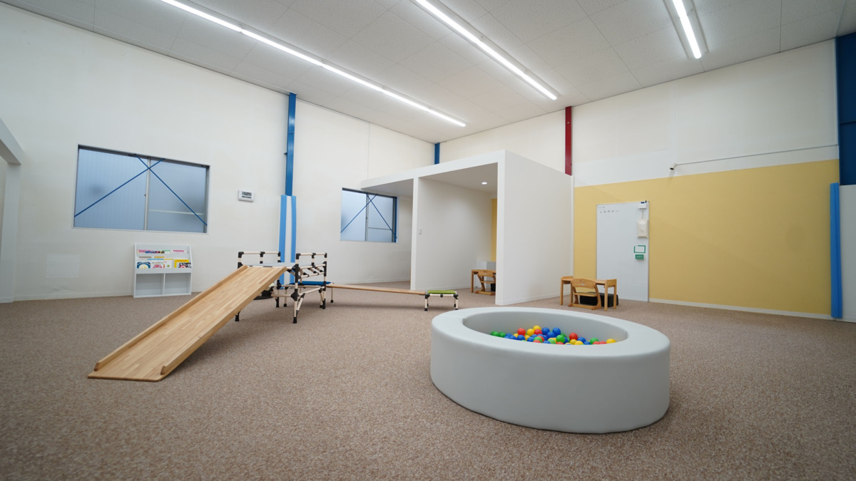 児童発達支援事業所HighFive上社教室（保育士の求人）の写真3枚目：広々とした空間で、生きる力と感覚統合に力を入れた個別療育を提供しています。