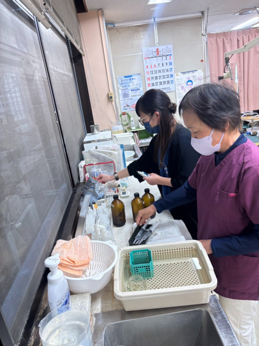結束耳鼻咽喉科・皮膚科医院【2025年09月オープン予定】（医療事務/受付の求人）の写真6枚目：優しいスタッフがお待ちしています。皆仲良しです♪
（撮影場所：旧病院）
