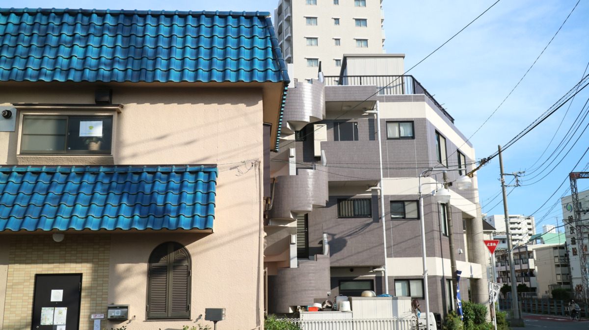 定期巡回・ぷらすわん【2024年12月01日オープン】の写真2枚目：線路沿いの青い屋根の建物です