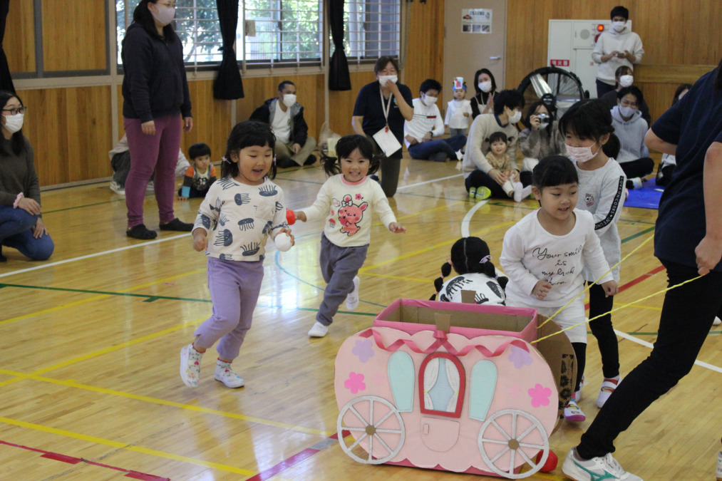 はなにこマロン保育園の写真5枚目：運動会　追いかけっこ玉入れ