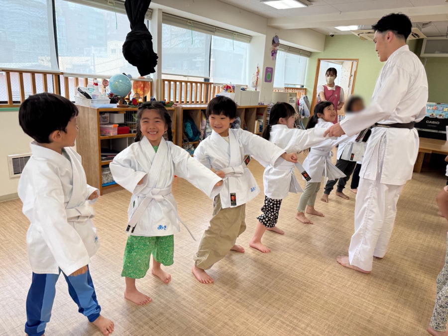 BunBu学院Jr.中目黒園（保育士の求人）の写真8枚目：空手道和道琉教室の代表
伊藤大地先生による直接指導