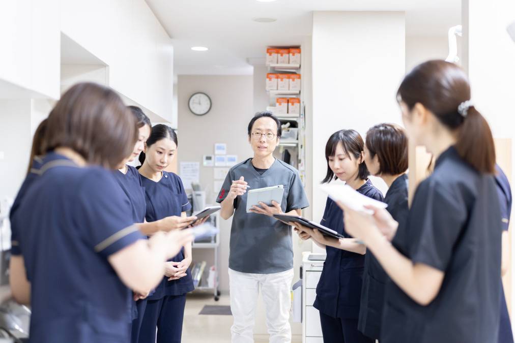 どい歯科クリニック(歯科医師の求人)の写真2枚目:朝のミーティングから1日の始まり!!