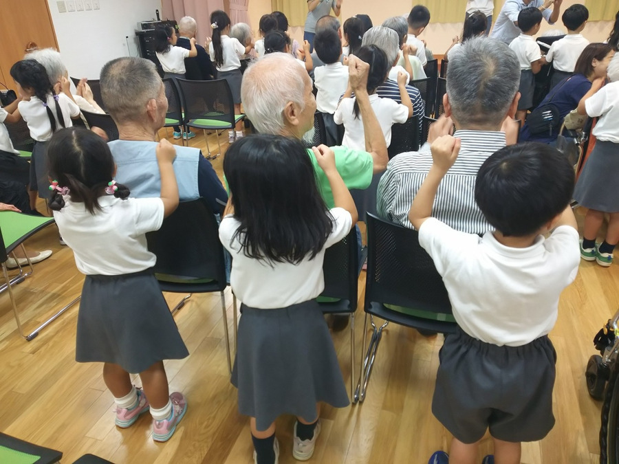 麗しの杜2号館デイサービスセンターの写真6枚目:麗澤幼稚園園児たちとの交流イベント