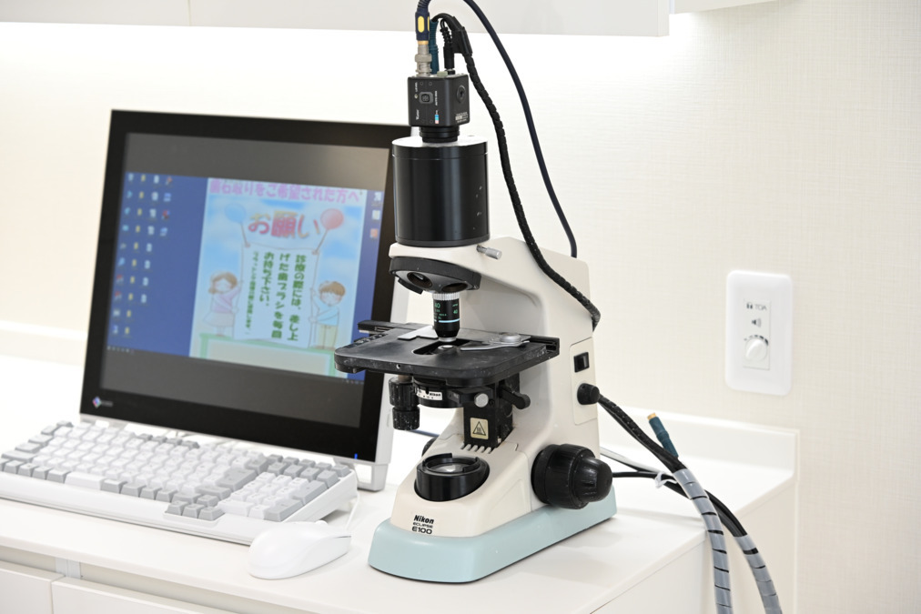 星野歯科クリニック（歯科医師の求人）の写真14枚目：位相差顕微鏡で細菌を観察し、精密な歯周病治療を行っています。